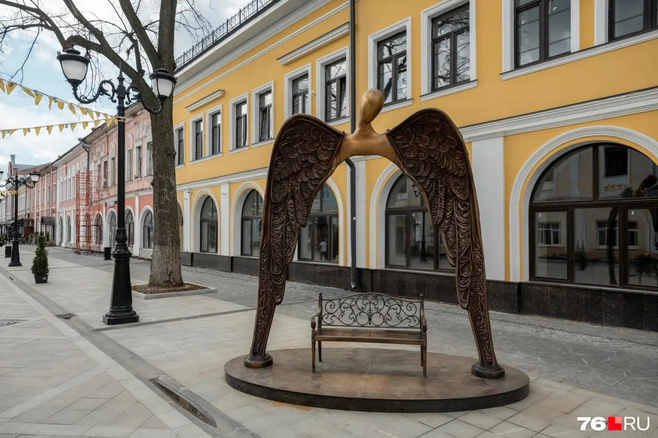 На улице Нахимсона появилась скульптура ангела с лавочкой между крыльями; Ярославль стал первой точкой нового семейного маршрута «Ангельский пояс России».