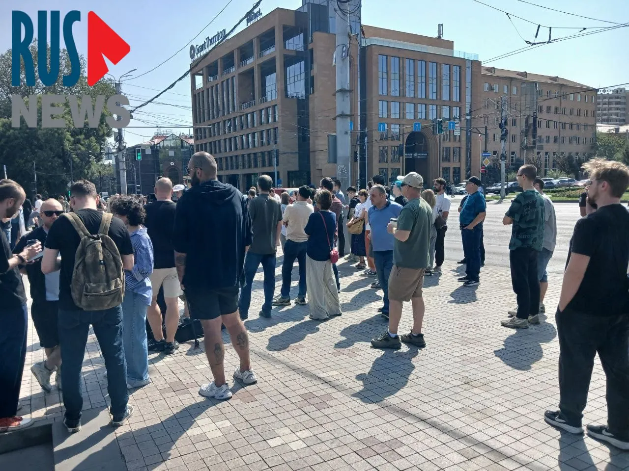 К полудню к посольству РФ в Ереване выстроилась крупная очередь из более чем тысячи человек, желающих проголосовать за рубежом; рядом проходит митинг.
