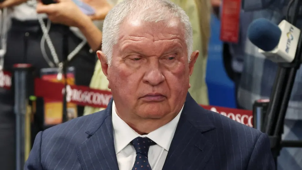 После атак беспилотников несколько нефтеперерабатывающих заводов России прекратили выпуск нефтепродуктов, в том числе Саратовский и Сызранский НПЗ.
