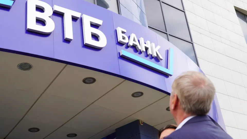 США включили ВТБ в санкционный список по Ирану; в статье объясняется влияние новых мер на контроль над активами и существующие ограничения, действующие с 2014 года, а также участие Великобритании и ЕС.