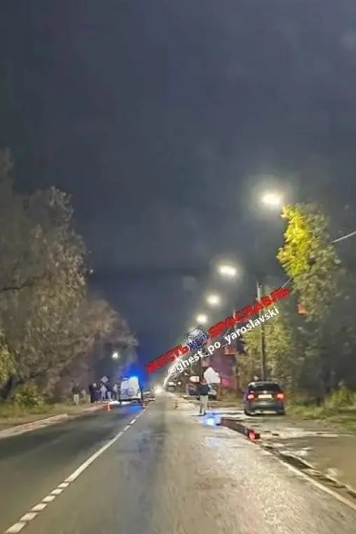 39-летний пешеход погиб на Ярославском шоссе в Ростове Великом после наезда Renault; на месте работают сотрудники полиции.