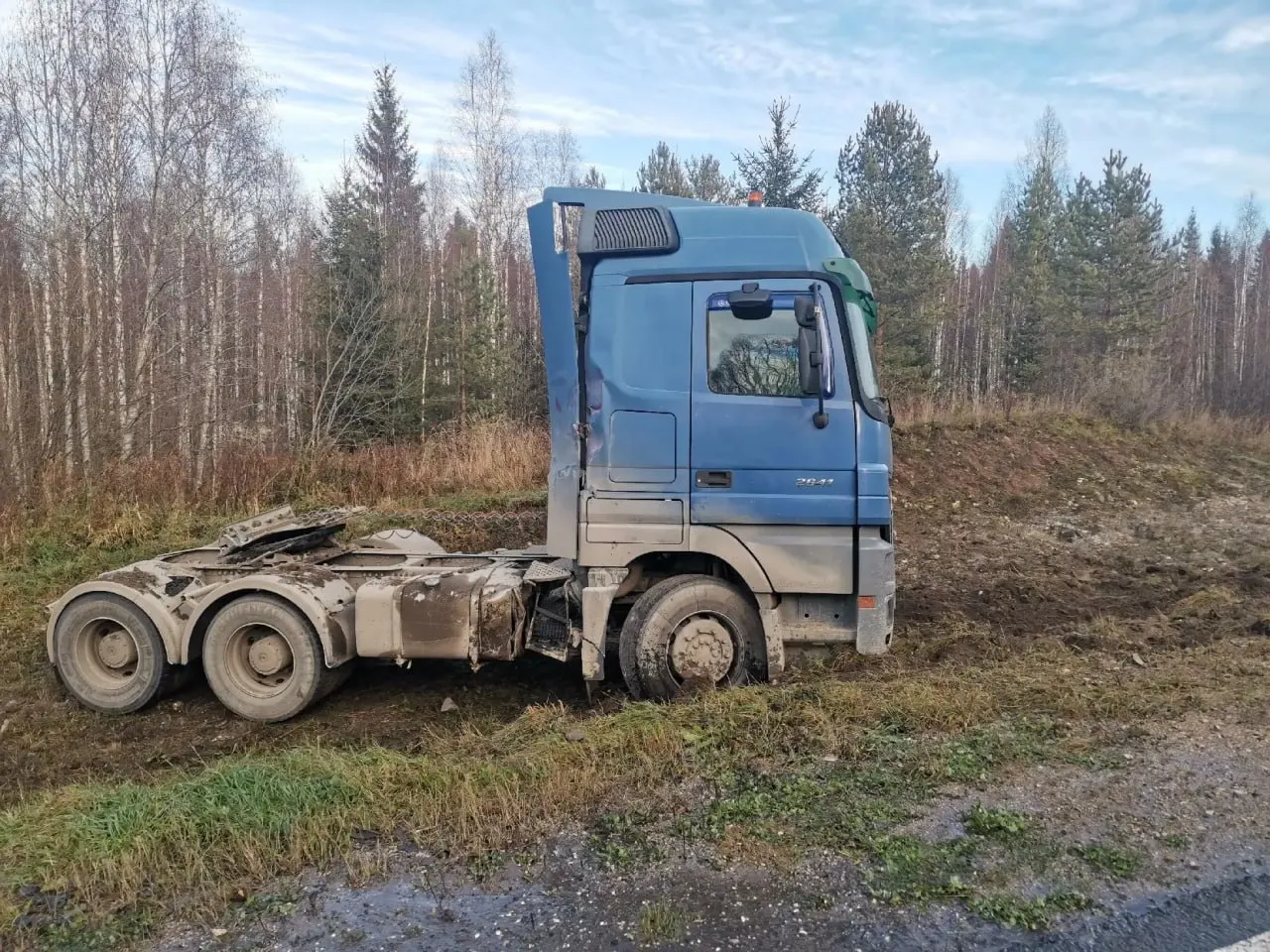 Бензовоз с 28 тоннами дизельного топлива опрокинулся на трассе под Няндой. Пострадавших нет, разлив топлива контролируется, прибытие резервной цистерны ожидается к 20:00.