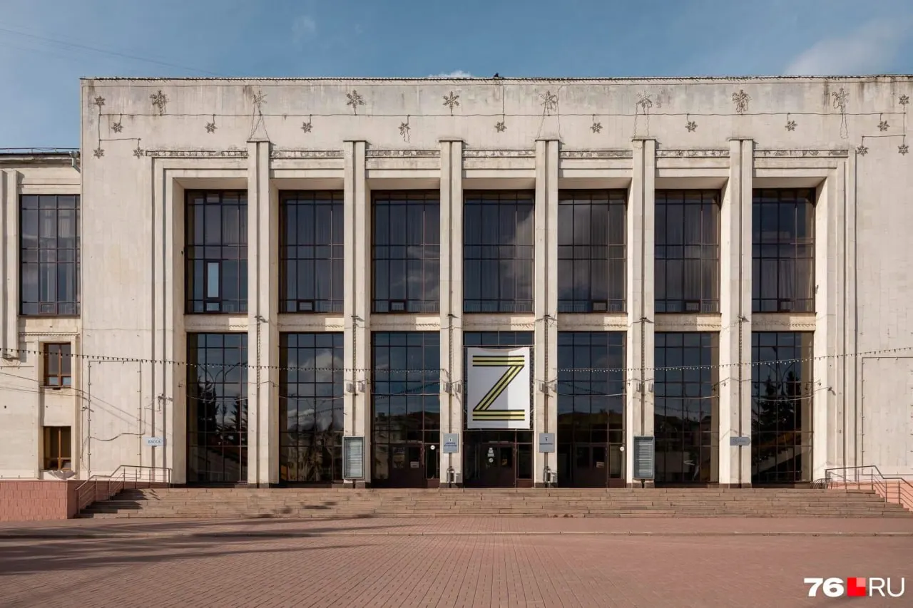 Накануне праздников в ДК им. Добрынина выявлены нарушения пожарной безопасности. 8 октября состоялась масштабная проверка с участием МЧС, прокуратуры и депутатов; материал об очередном статусе дворца.