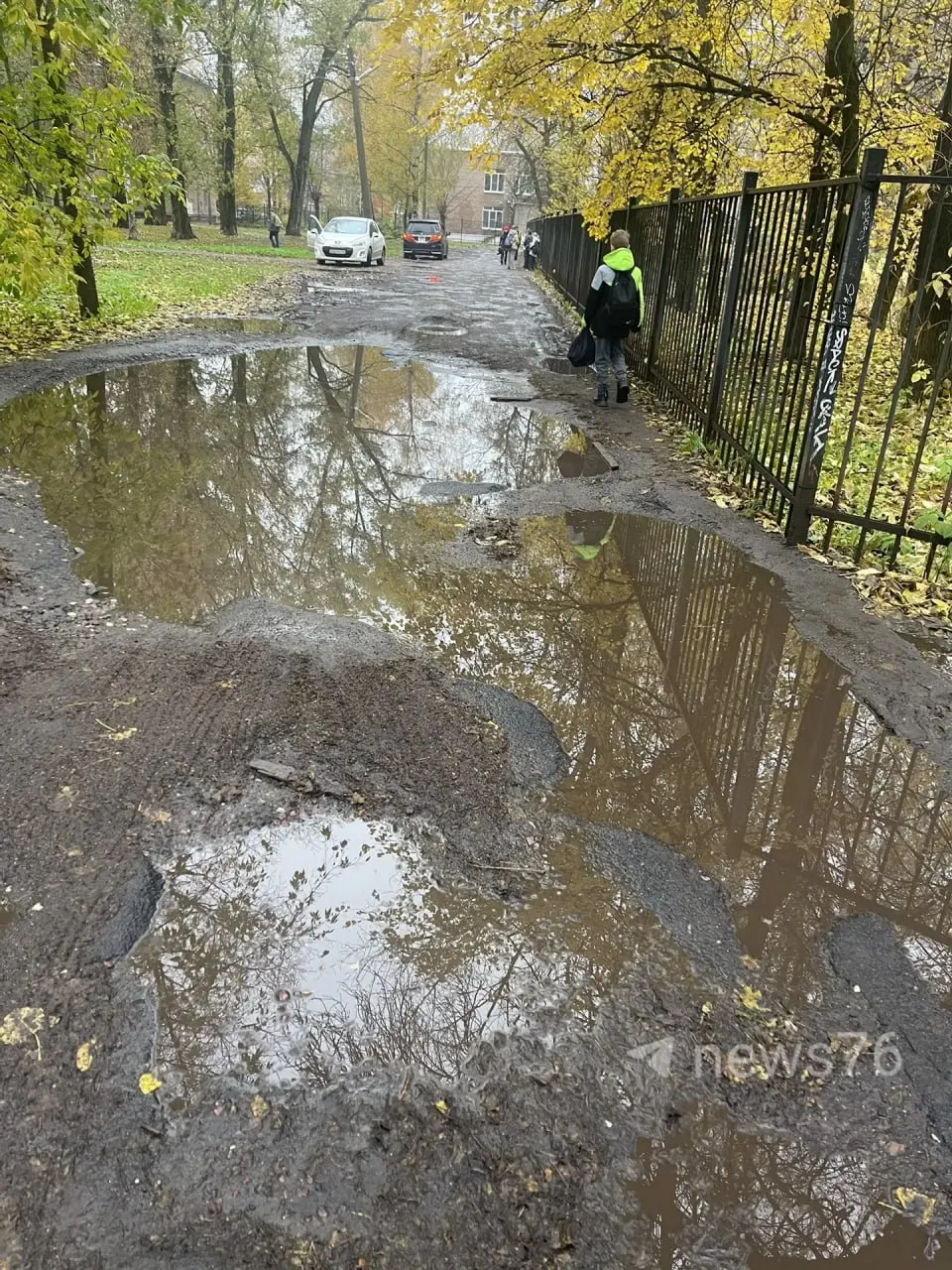 Из-за многочисленных ям дорога к школе превращается в грязь и скользкую зону, вызывая беспокойство за безопасность детей.