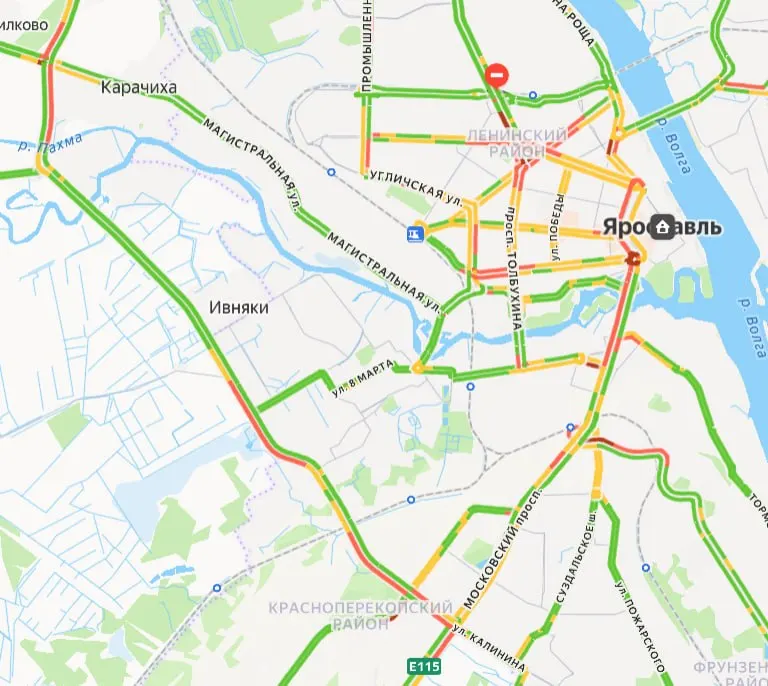 Движение затруднено в центре города: пробки у Октябрьского моста и на Окружной развязке. Горожане делятся маршрутами после рабочего дня.