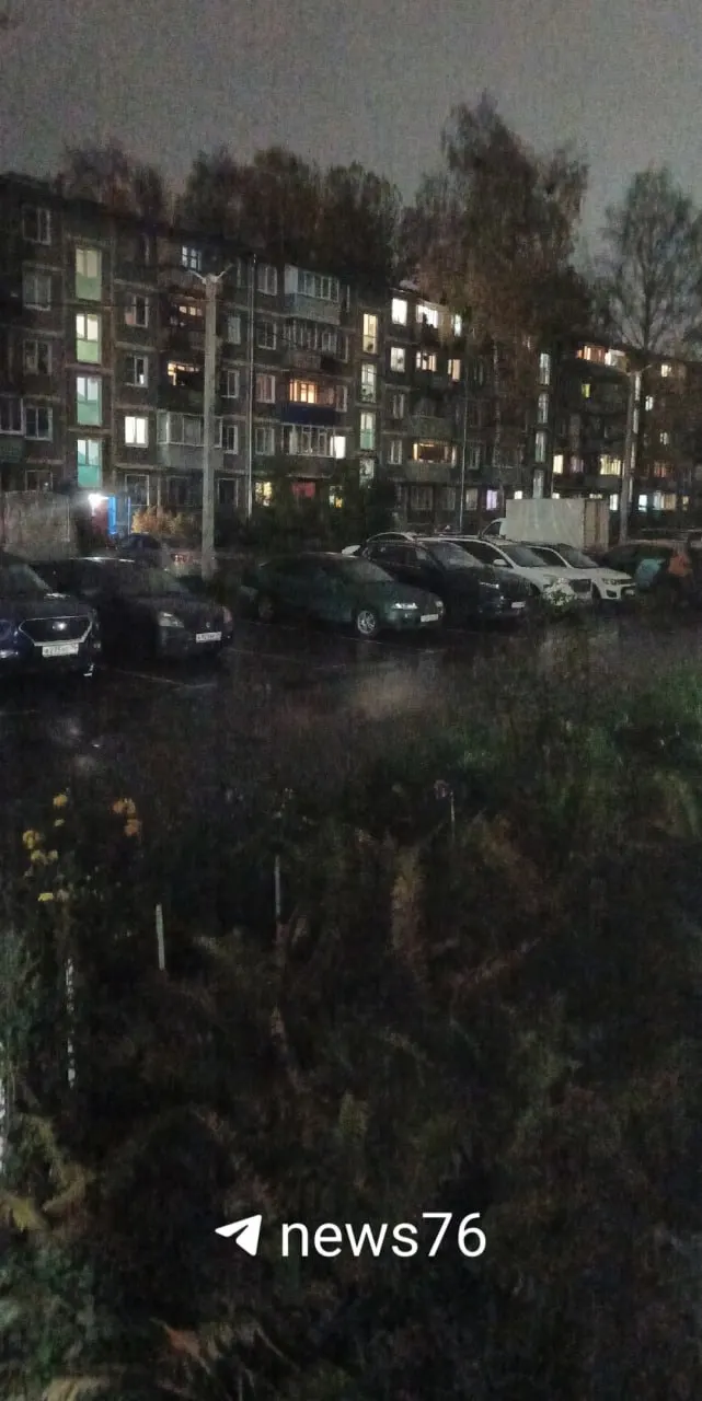 Горожане сообщают об отсутствии уличного освещения на одной из улиц города; свет освещает не дорогу и тротуары.