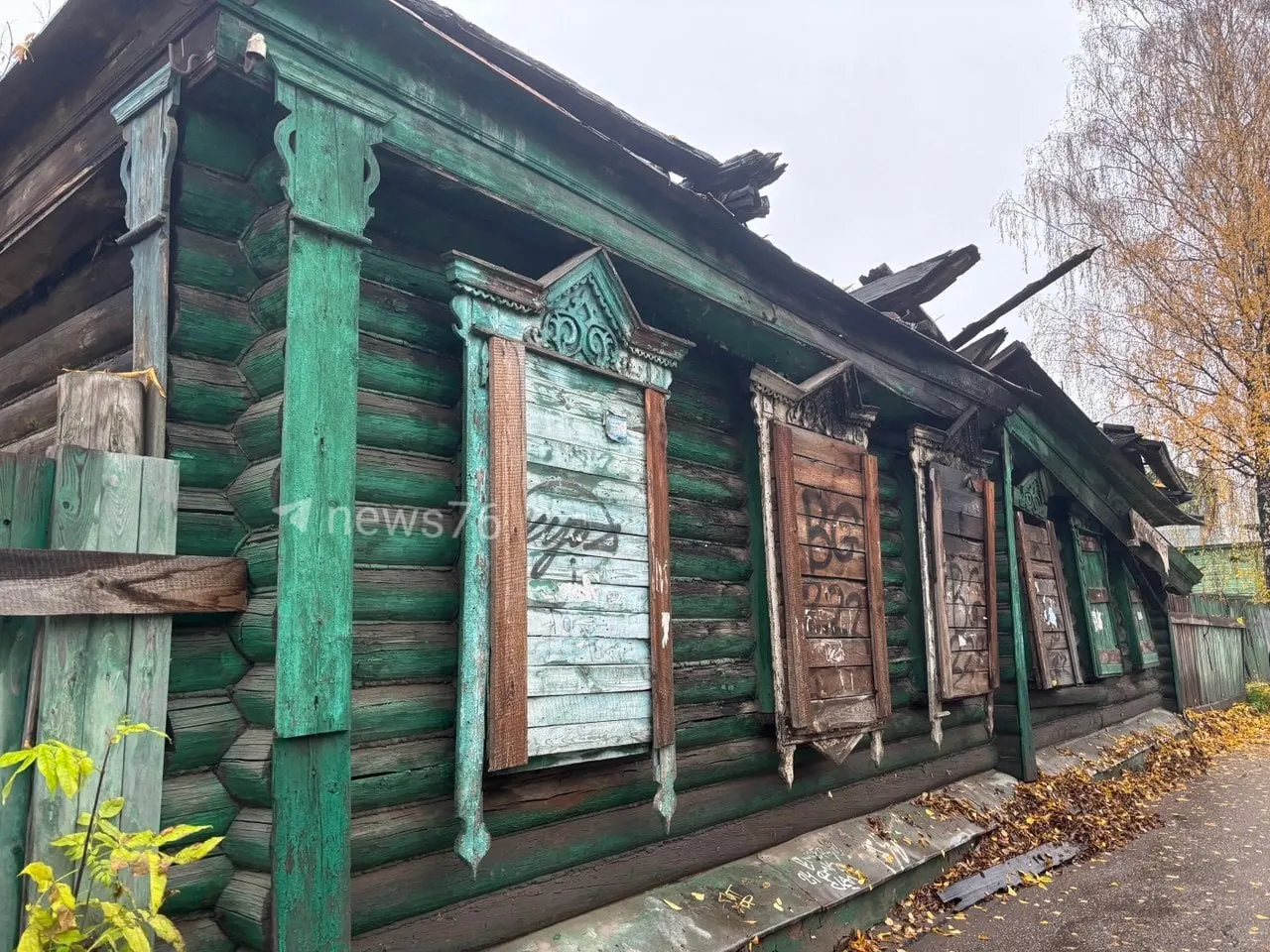 На участке по адресу Большая Федоровская, 22Б начался демонтаж заброшенного деревянного дома с резными наличниками; работы ведутся частным лицом.