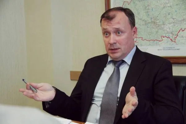 Екатеринбургская городская дума единогласно приняла решение досрочно освободить от должности мэра Алексея Орлова; уход связан с его заявлением об уходе и политическими перипетиями вокруг руководства городом.