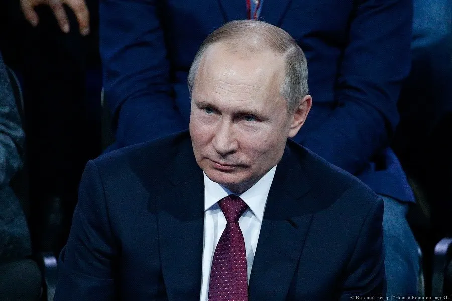 Президент РФ поручил во всех регионах внедрить систему независимой оценки качества условий оказания социальных услуг через госуслуги; доклад — до 1 февраля 2027 года.