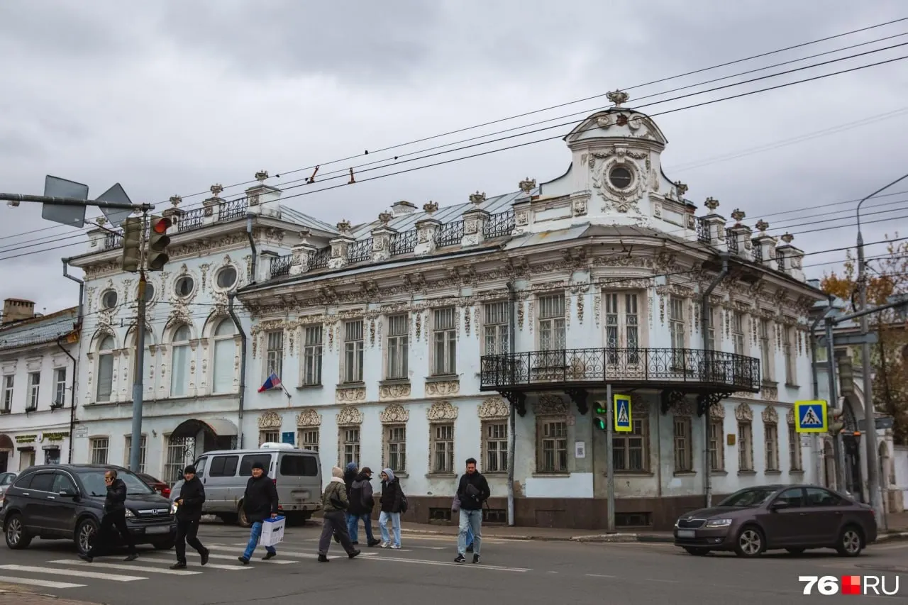 В Ярославле выставлен на продажу старинный купеческий особняк на улице Большой Октябрьской; стартовая цена 89,3 млн рублей, ранее продавался за 101,7 млн.