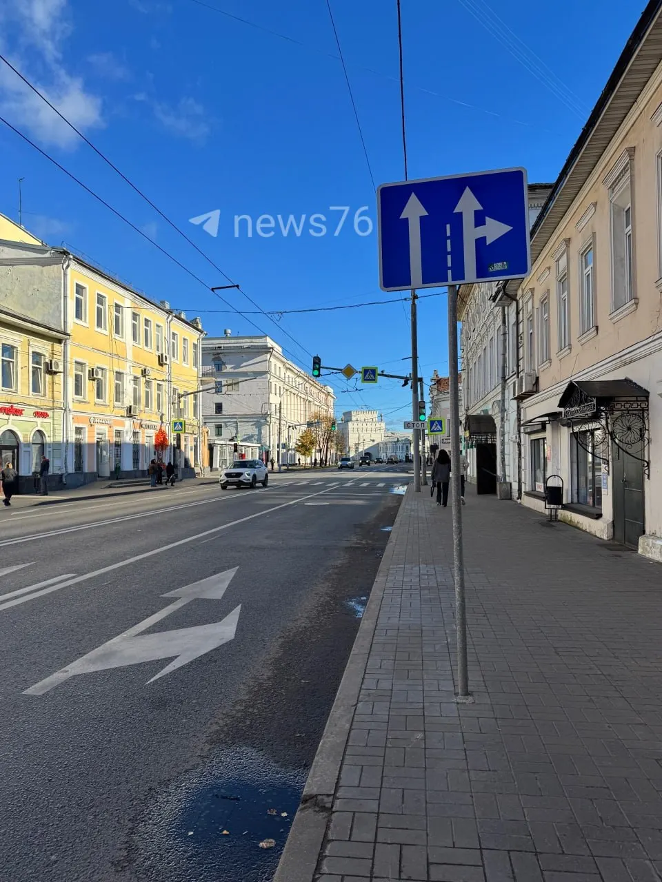 Местные водители обсуждают новый дорожный знак на перекрёстке Свободы и Собинова; власти утверждают, что нововведение повысит пропускную способность перекрёстка.