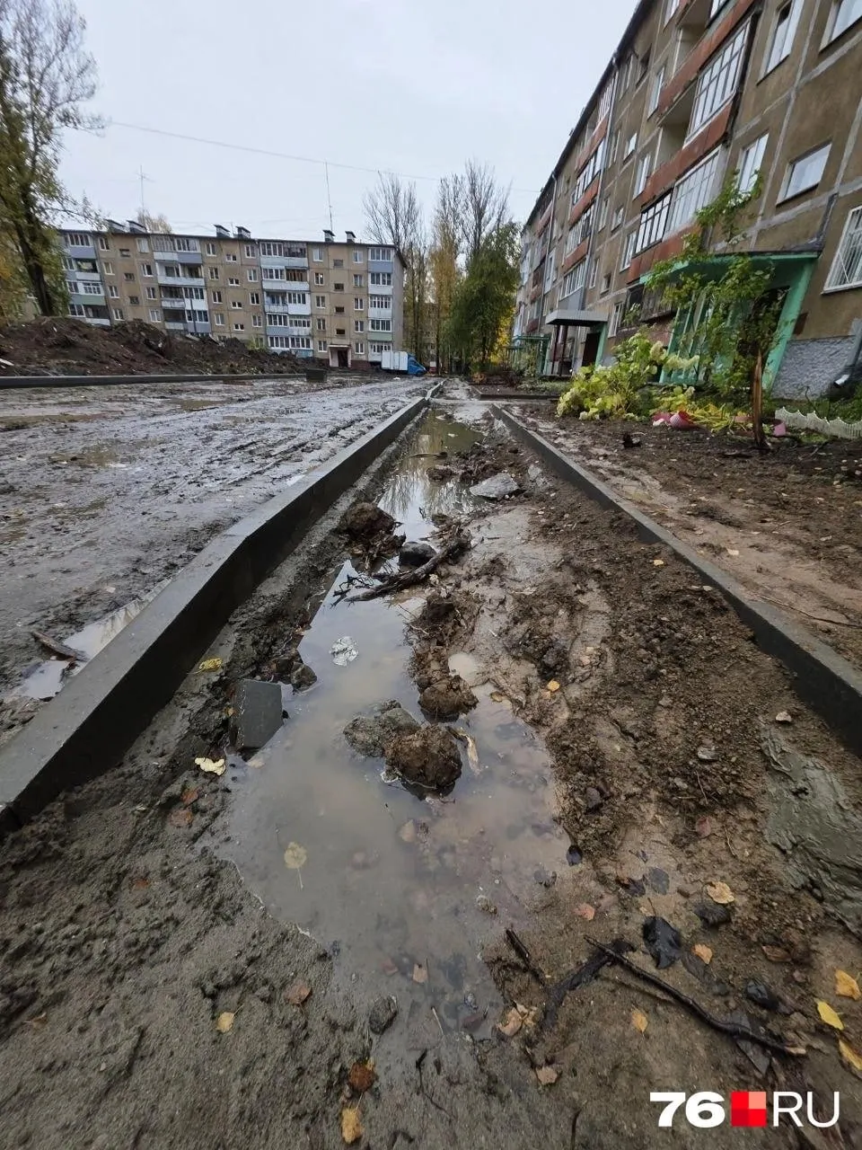Жильцы дома на Панина, 32 жалуются на разрушенный двор, раскопки и отсутствие рабочих; освещение не работает, ремонт продолжается до конца октября.