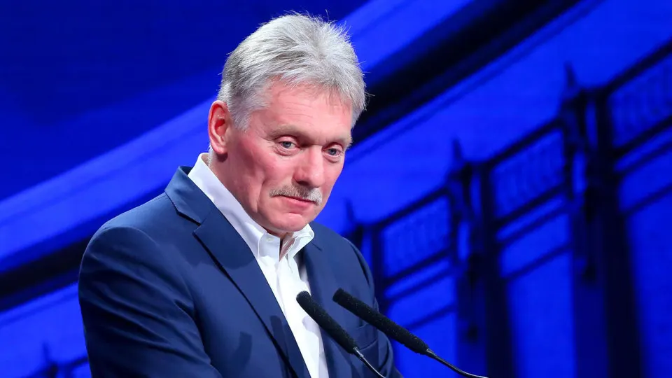 Официальный представитель Кремля сообщил, что в день выборов по Украине ударов не будет; обсуждается долгосрочное перемирие и дальнейшее развитие ситуации вокруг выборов и конфликта.