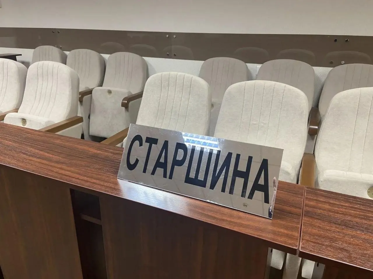 Сокращение числа заседателей вдвое и участие судьи в совещательной комнате.