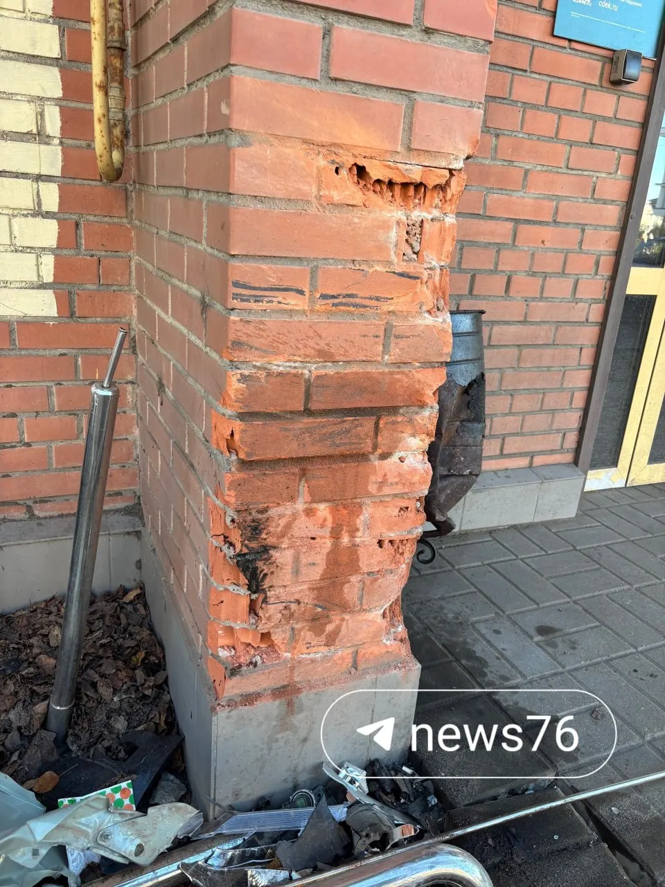 Очевидцы сообщили о ДТП около 2:30 ночи 25 октября. Автомобиль марки Nissan повредил кирпичную стену, водитель не получил травм; на месте работают полицейские.