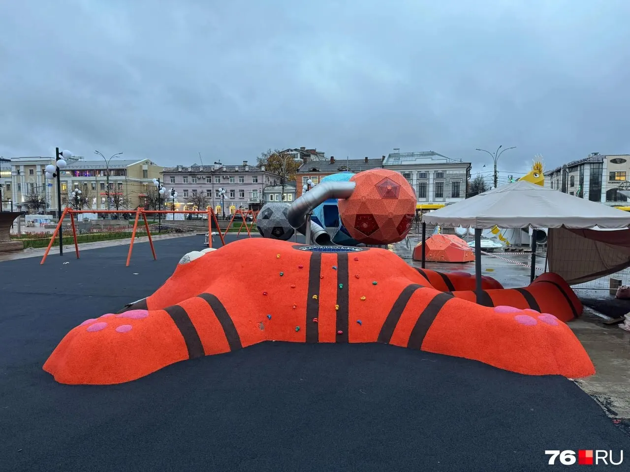 На площади Юности в Ярославле появилась крупная фигура кота со скалодромом на боку, вызывая восторг и вопросы у прохожих.
