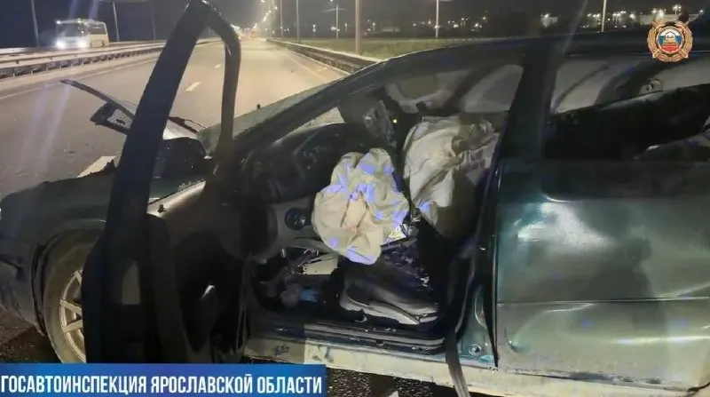 На Промышленном шоссе в Ярославле произошла смертельная авария: водитель Skoda погиб на месте происшествия. Детали уточняются.