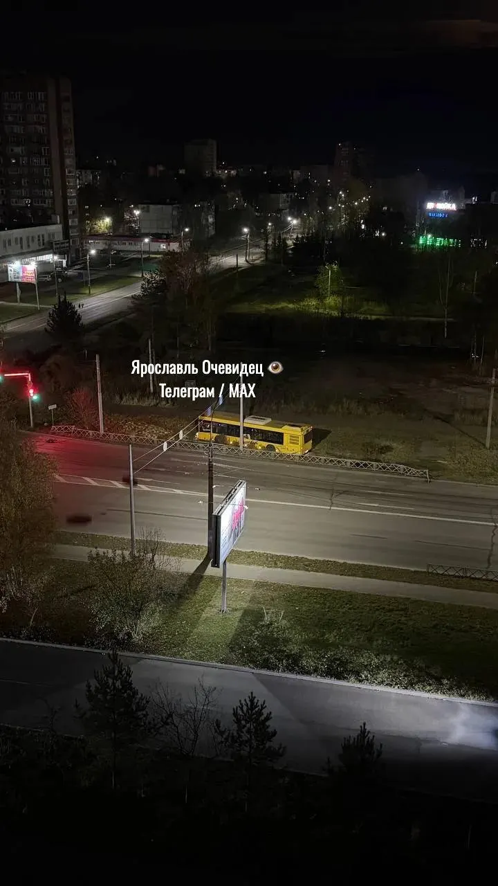 На Ленинградском проспекте между Бабича и Волгоградской автобус съехал на газон после того, как на дорогу выбежало домашнее животное; водитель предпринял манёвра, чтобы избежать столкновения; пострадавших нет.